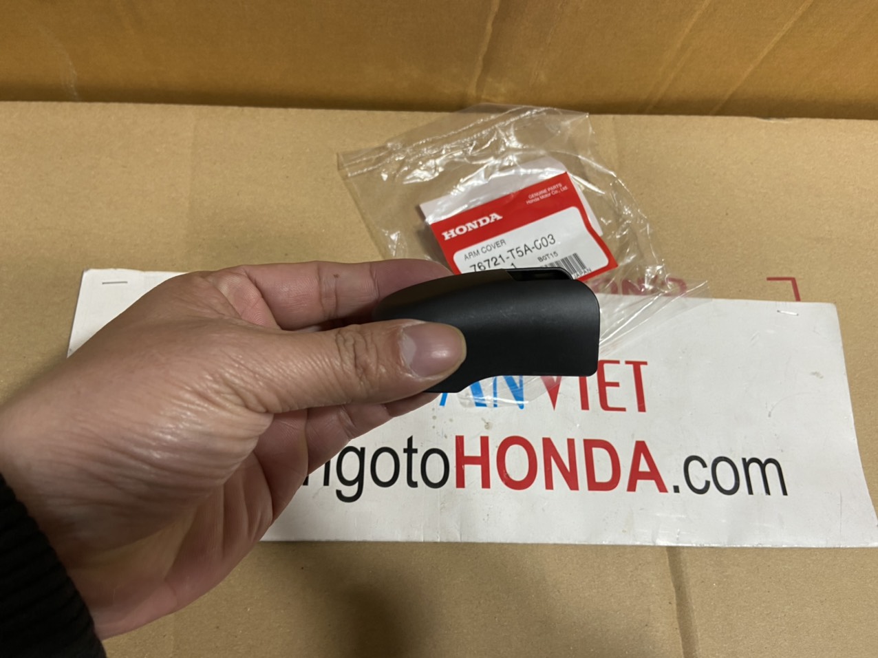 Nắp chụp tay gạt mưa sau xe Honda JAZZ